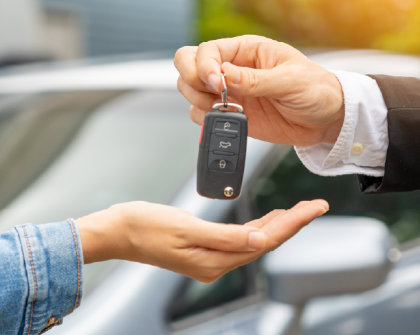 picture-of-person-holding-car-keys